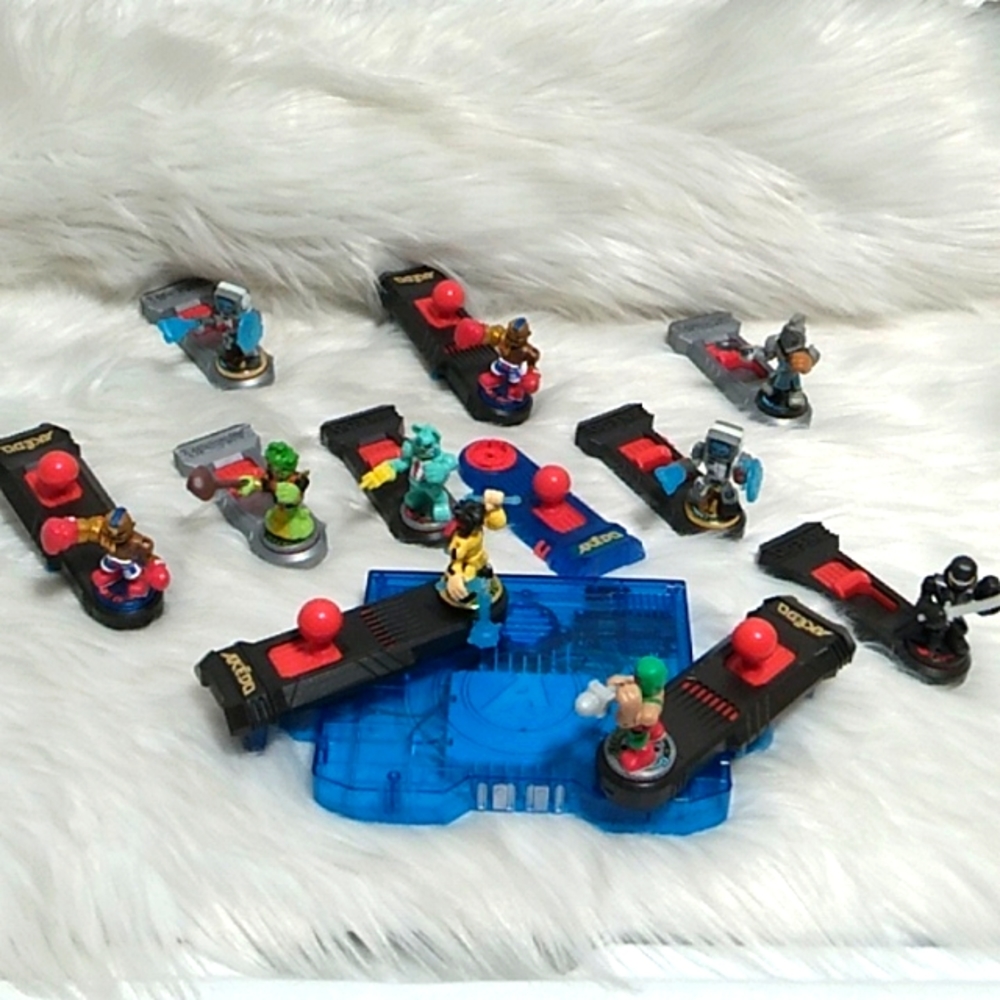 Akedo Ultimate Arcade Warriors Bundle Of 12 Pieces 10 Men & Fighting Ring